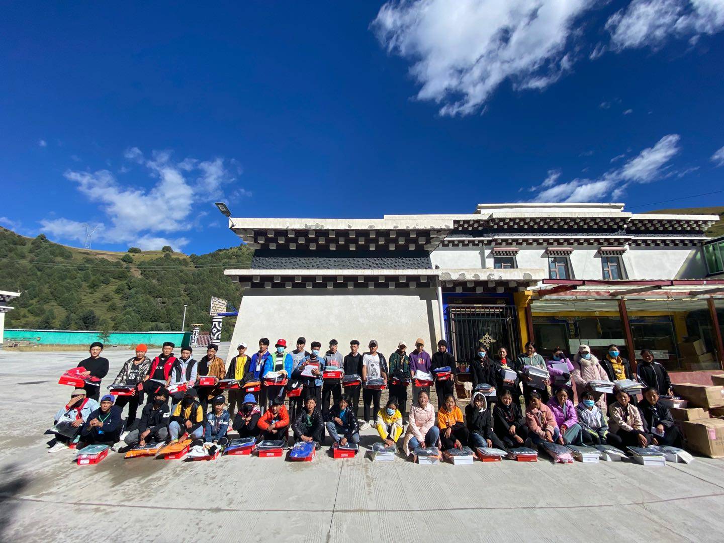 杭州俊赫智能建筑有限公司公益回顾丨家国同欢月同圆 温暖满载甘孜州(图8)
